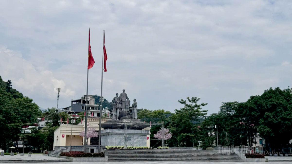Quảng trường 26-3, phường Hà Giang 1 treo cờ rủ.