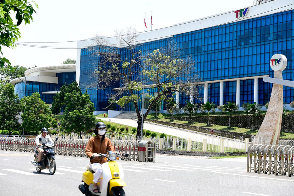 Trụ sở Báo và phát thanh, truyền hình Tuyên Quang thực hiện treo cờ rủ.