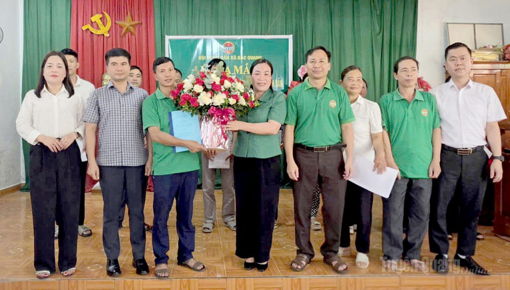 Lãnh đạo Hội Nông dân tỉnh, xã Bắc Quang tặng hoa, chúc mừng Chi hội.