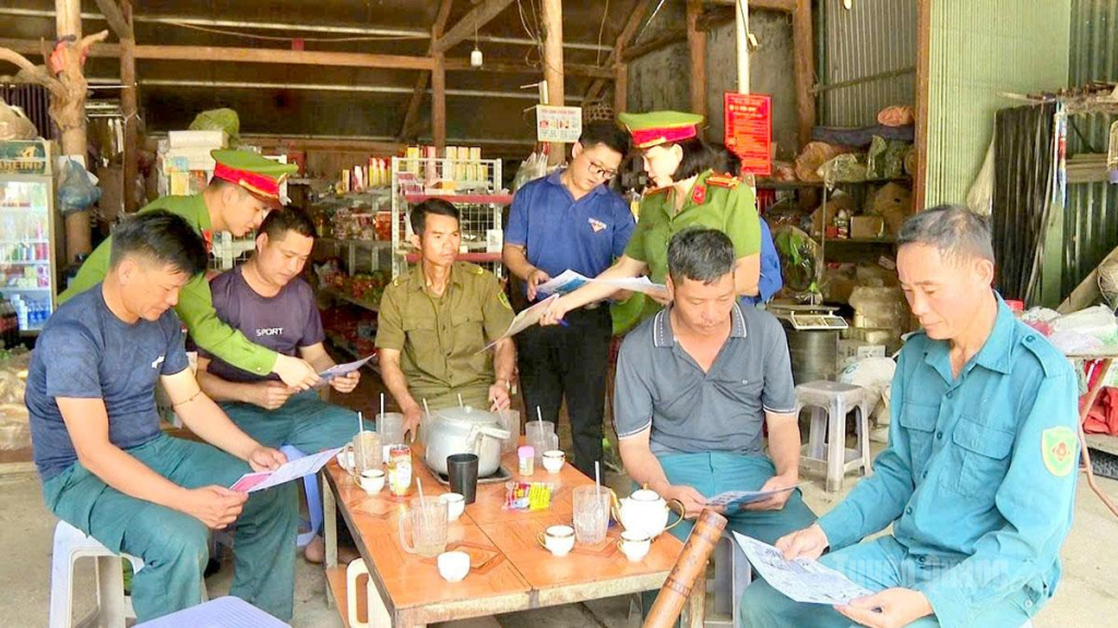 Công an xã Đồng Tâm tuyên truyền, nâng cao nhận thức pháp luật về bảo đảm  an ninh mạng cho người dân.