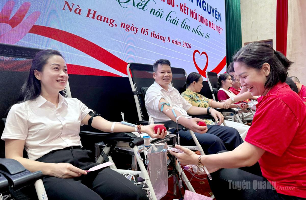 Lãnh đạo Đảng ủy và UBND xã Nà Hang tham gia hiến máu tại Ngày hội hiến máu.