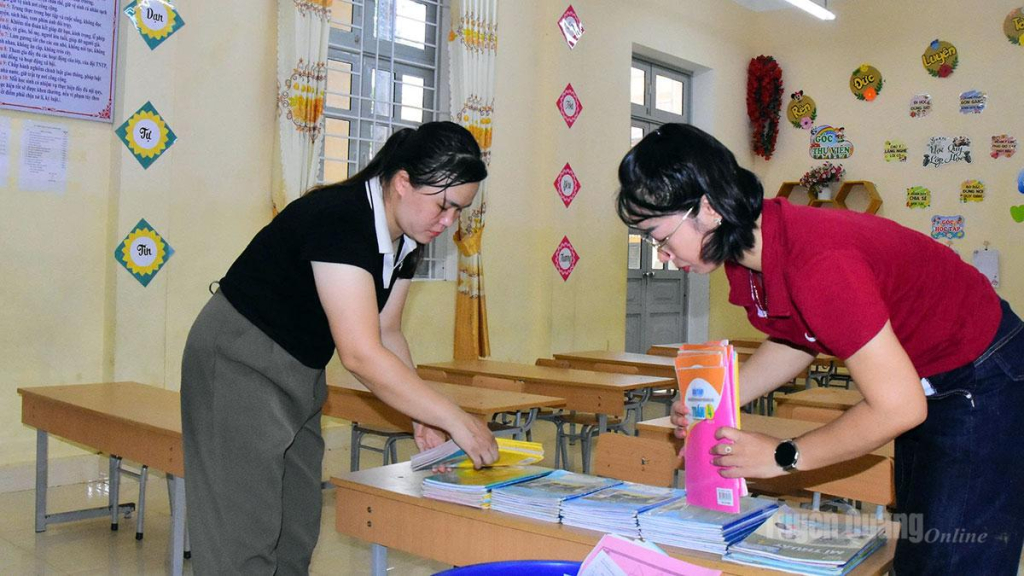 Giáo viên Trường PTDTBT Tiểu học Yên Thuận chuẩn bị các điều kiện đón học sinh trở lại trường trước thềm năm học mới.