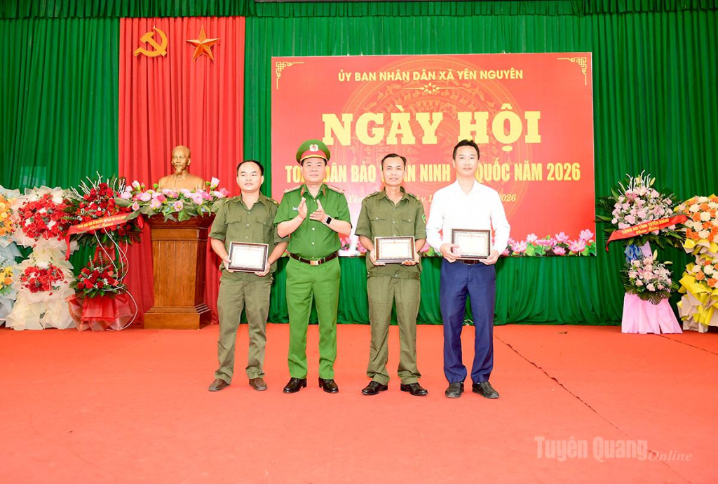 Lãnh đạo Công an tỉnh trao Kỷ niệm chương Bảo vệ an ninh Tổ quốc cho của Bộ trưởng Bộ Công an cho các cá nhân xã Yên Nguyên.