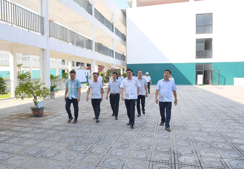 Phó Chủ tịch UBND tỉnh Đỗ Anh Tuấn kiểm tra công tác chuẩn bị kỳ thi lại đối với các thí sinh Trường THPT Chuyên Tuyên Quang tại điểm thi Trường THPT Chuyên Tuyên Quang.