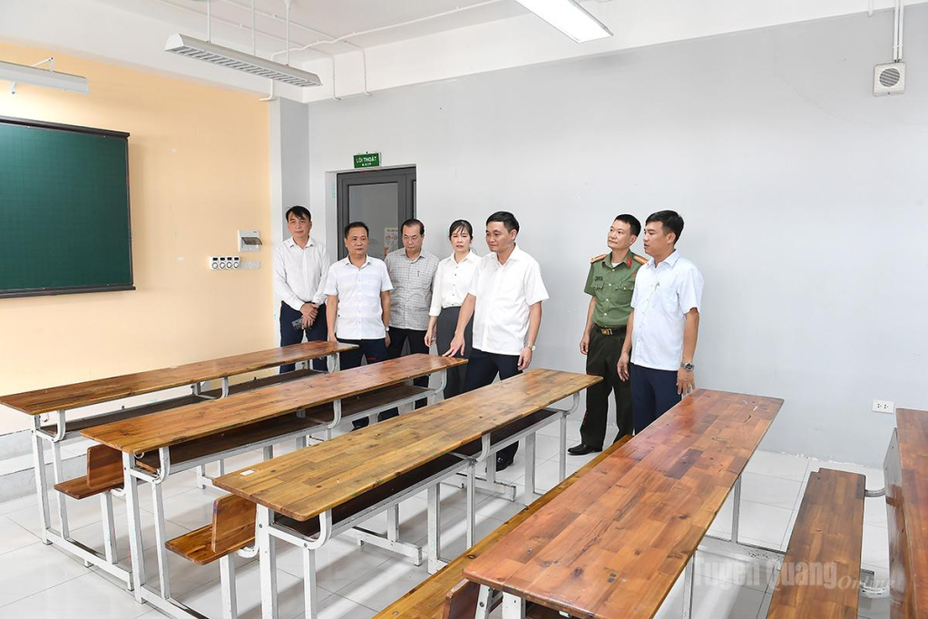 Đồng chí Phó Chủ tịch UBND tỉnh Đỗ Anh Tuấn kiểm tra cơ sở vật chất phòng thi.