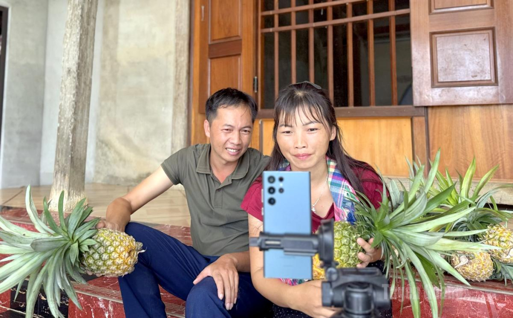 Vợ chồng anh Mài livestream bán dứa.