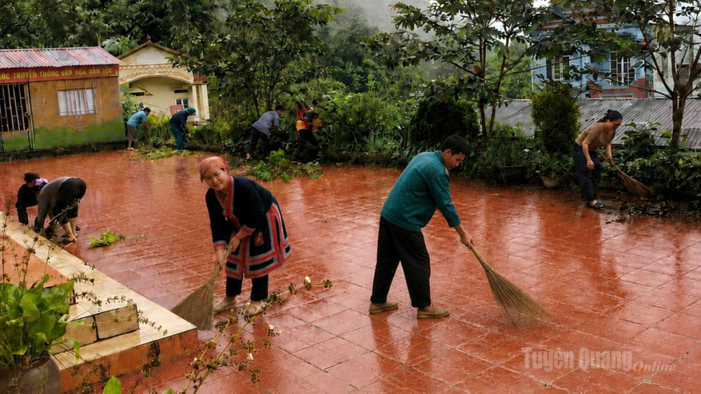 Giáo viên, phụ huynh Trường Tiểu học và THCS Hồ Thầu vệ sinh trường lớp, chuẩn bị năm học mới.