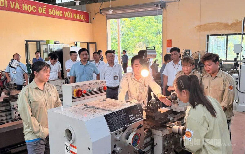 Đoàn công tác Đại học Công nghiệp Hà Nội khảo sát hệ thống xưởng thực hành tại Trường Cao đẳng Tuyên Quang.