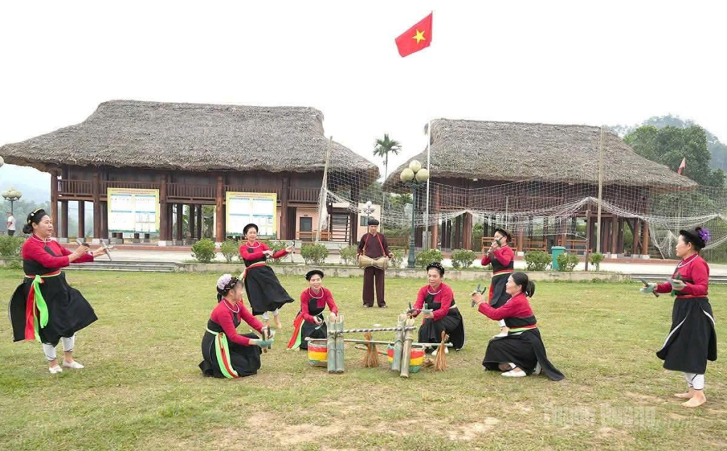 Những điệu múa truyền thống của đồng bào Cao Lan, ở Làng Văn hóa du lịch thôn Động Sơn, xã Yên Sơn vẫn được lưu truyền, diễn xướng