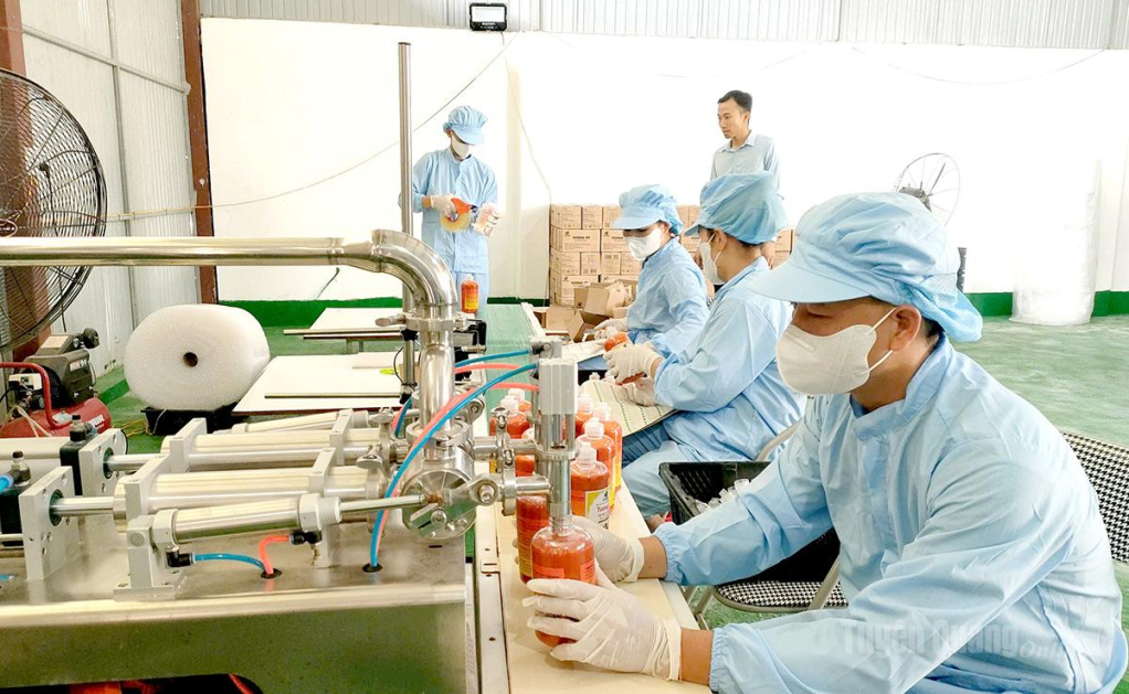 Dây chuyền sản xuất tương ớt của HTX Thảo mộc Việt, xã Hàm Yên