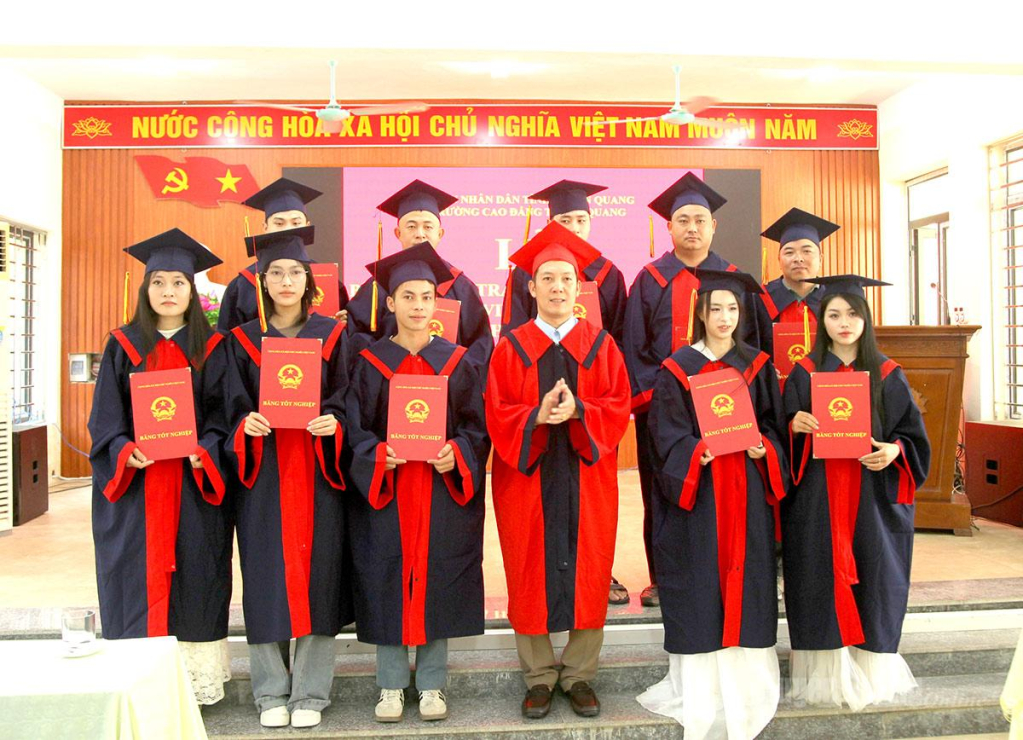 Lãnh đạo Trường Cao đẳng Tuyên Quang trao bằng tốt nghiệp cho các sinh viên.