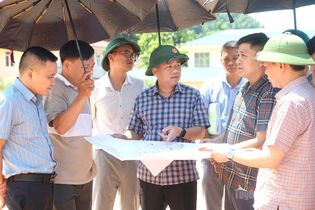 Phó Chủ tịch UBND tỉnh Đỗ Hùng Đức kiểm tra thực tế dự án Quy hoạch, sắp xếp, bố trí ổn định dân cư tập trung ở thôn Bản Rịa, xã Yên Thành.