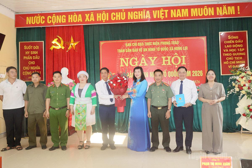 Đồng chí Phạm Thị Minh Xuân tặng hoa chúc mừng xã Hùng Lợi.