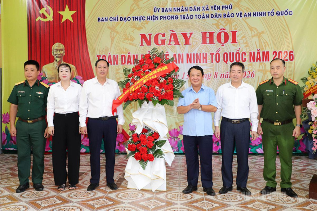 Bí thư Tỉnh ủy Hầu A Lềnh tặng lẵng hoa cho Đảng bộ, chính quyền và các lực lượng xã Yên Phú.