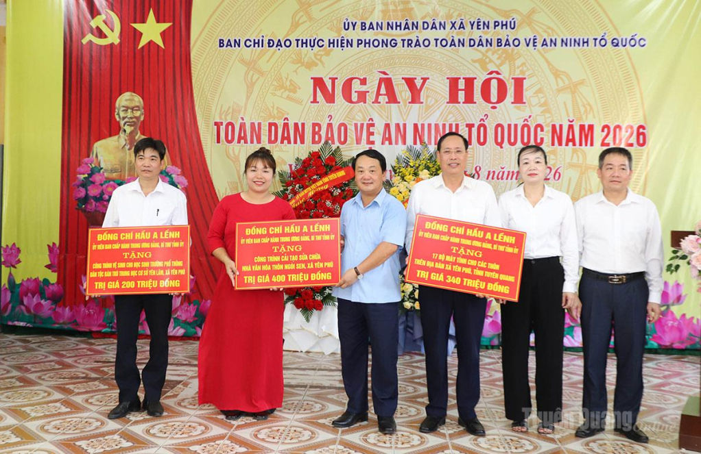 Bí thư Tỉnh uỷ Hầu A Lềnh tặng quà cho xã Yên Phú, Trường phổ thông Dân tộc bán trú THCS Yên Lâm và thôn Ngòi Sen.