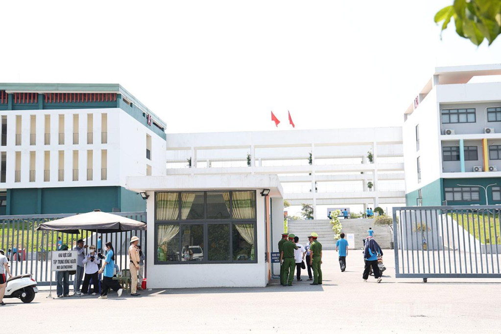 Thí sinh đến làm thủ tục dự thi tại điểm thi Trường THPT Chuyên Tuyên Quang.