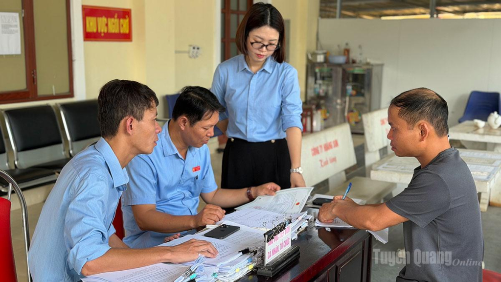 Người dân phường Minh Xuân được cán bộ giải thích cặn kẽ thông tin để nhận diện hành vi lừa đảo.