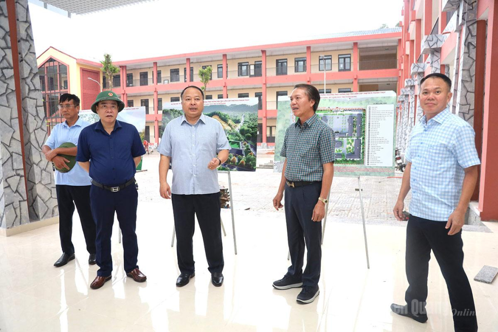 Nhà thầu thi công báo cáo tiến độ dự án với các đồng chí lãnh đạo tỉnh.