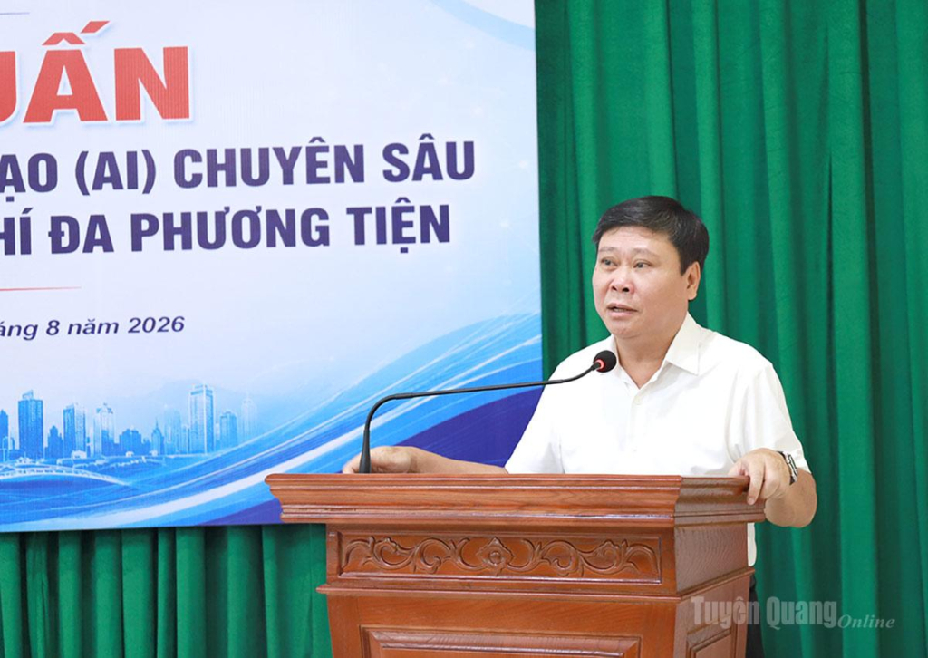 Đồng chí Mai Đức Thông, Giám đốc Báo và phát thanh, truyền hình Tuyên Quang, Chủ tịch Hội Nhà báo tỉnh phát biểu tại lớp tập huấn.