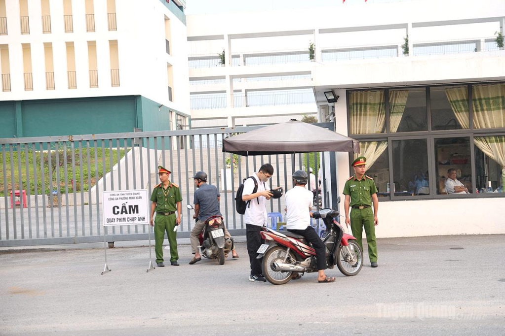 Thí sinh đến dự thi môn Ngữ văn sáng nay.