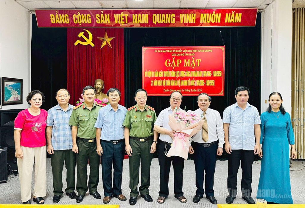 Tiểu ban Cựu sỹ quan Công an tặng hoa chúc mừng Câu lạc bộ.