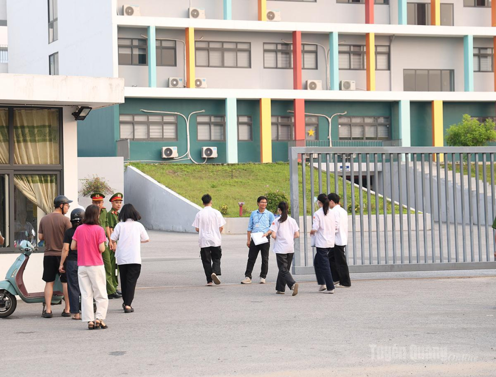 Thí sinh đến tham dự kỳ thi lại tốt nghiệp THPT năm 2026 tại điểm thi Trường THPT Chuyên Tuyên Quang.