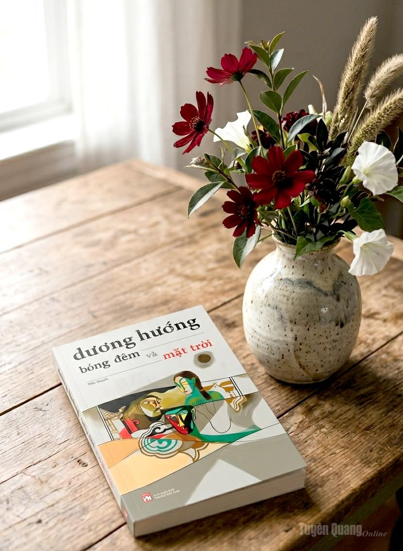 Tiểu thuyết “Bóng đêm và mặt trời”.