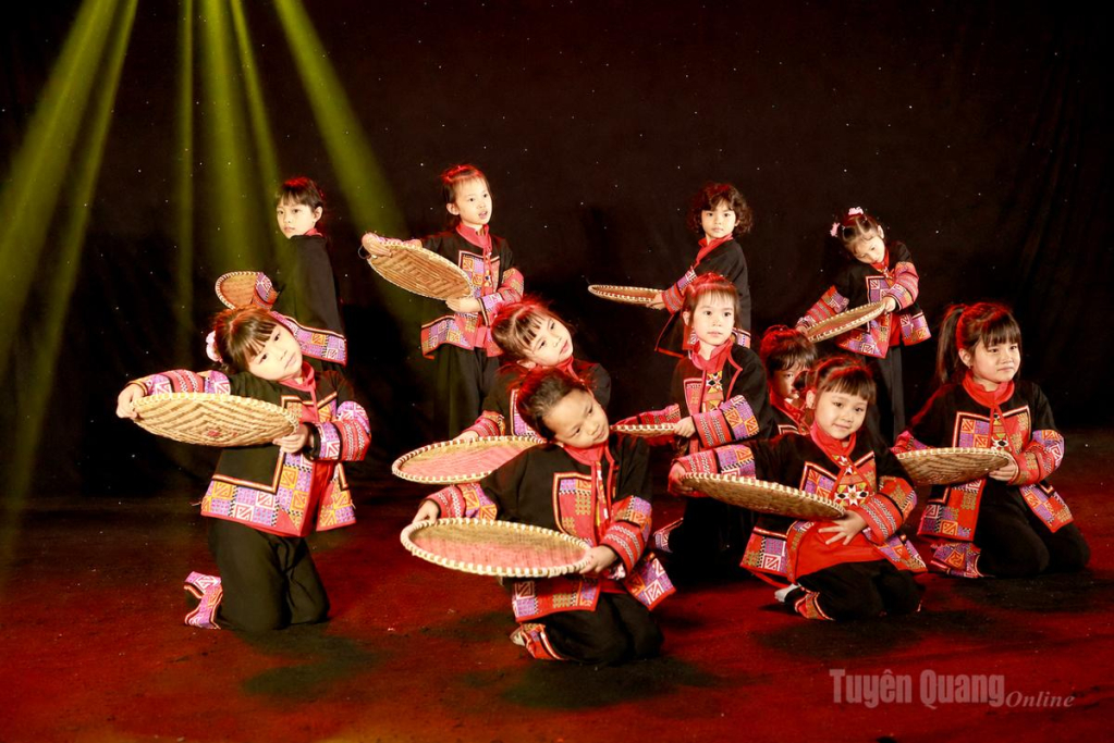 Các học viên nhí Trung tâm Nghệ thuật múa Angel biểu diễn tiết mục  mang đậm sắc màu văn hóa dân tộc Lô Lô,