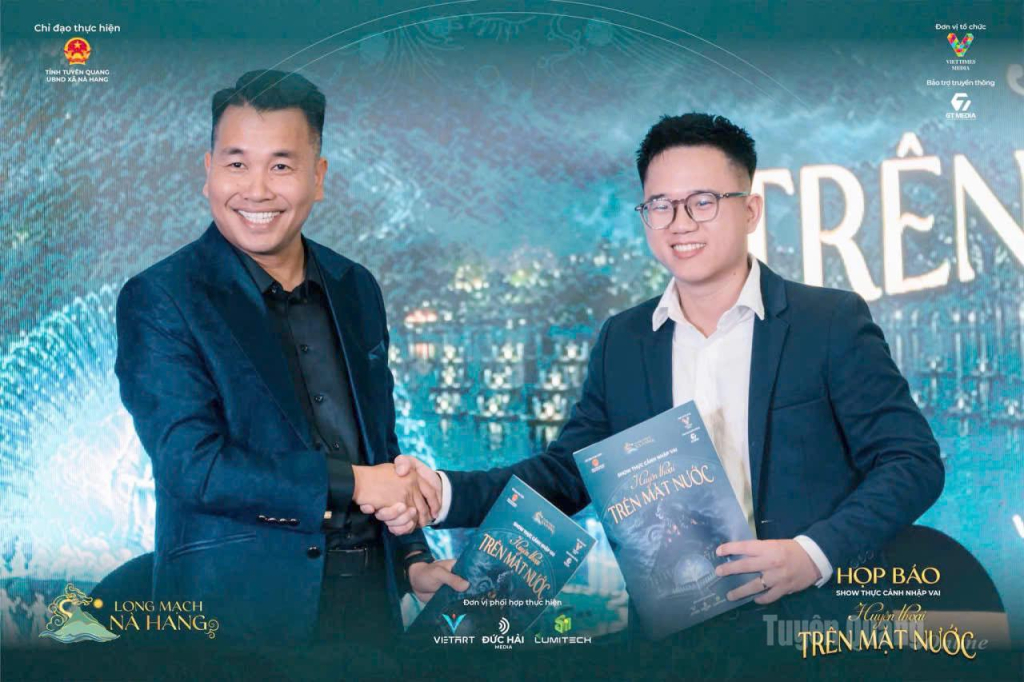 Đạo diễn Trần Trung (người đứng bên trái)