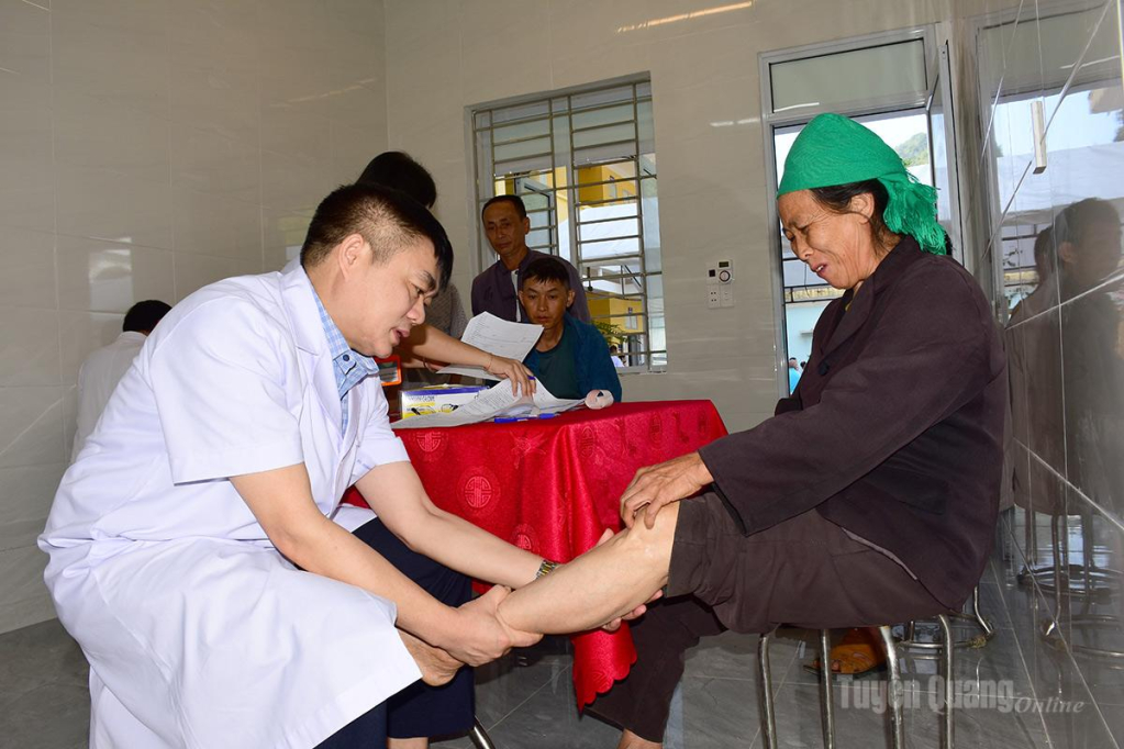 Người dân xã Phố Bảng được thăm khám miễn phí tại chương trình.