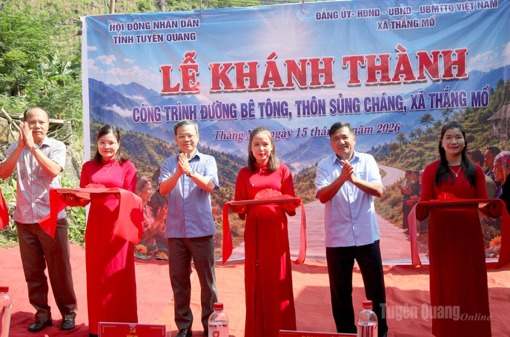 Các đại biểu cắt băng khánh thành công trình.