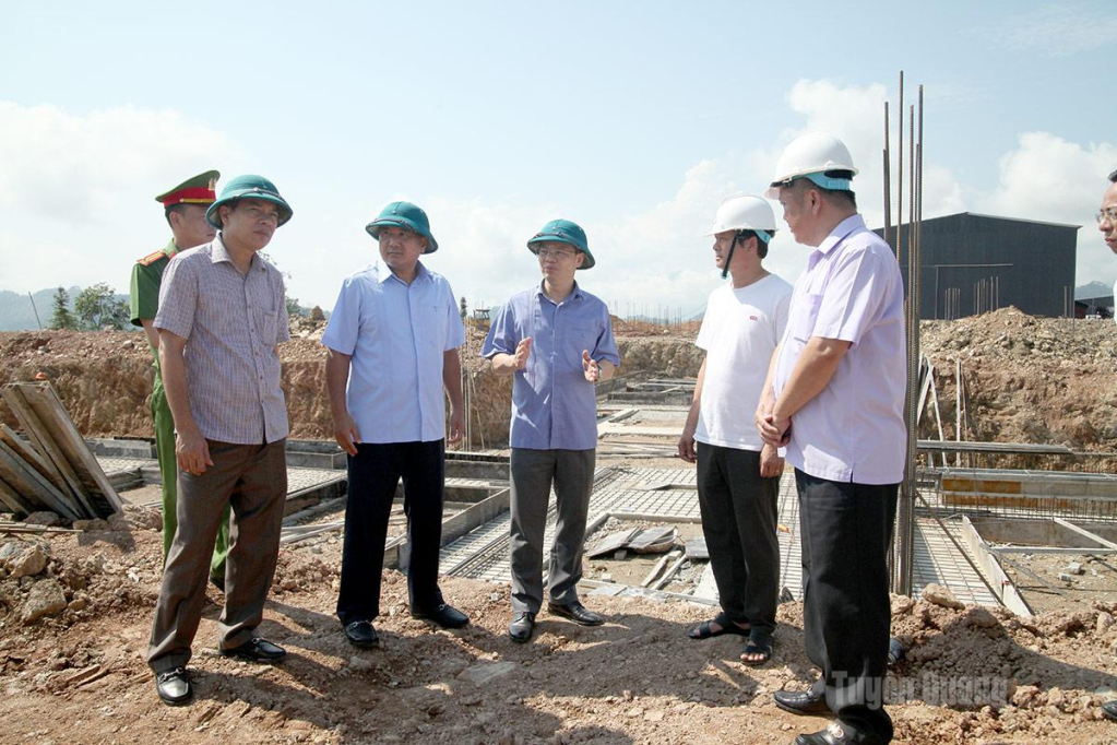 Các đồng chí lãnh đạo tỉnh kiểm tra tiến độ thi công dự án Trường Phổ thông nội trú liên cấp Tiểu học và THCS Thắng Mố.