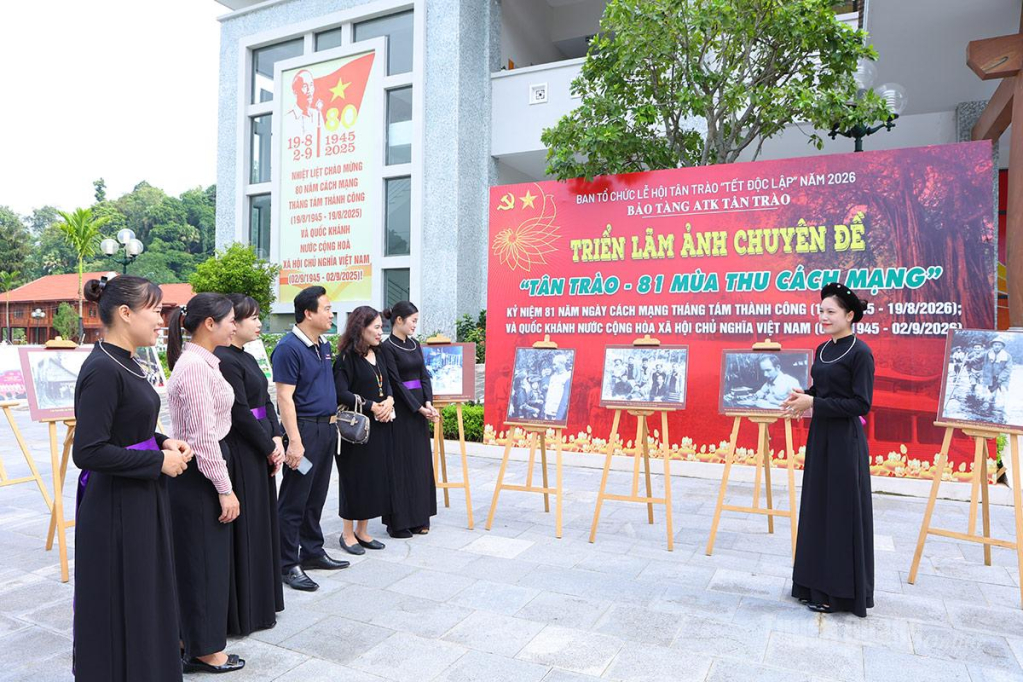 Du khách tham quan các tác phẩm ảnh tư liệu về các di tích lịch sử tiêu biểu và Bác Hồ tại Triển lãm “Tân Trào - 81 mùa thu cách mạng”.