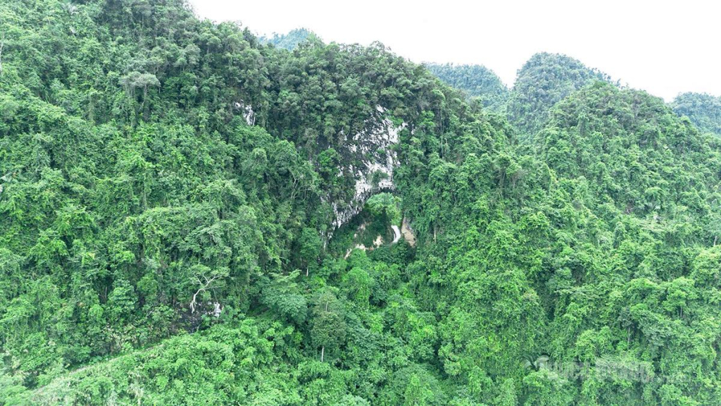 Toàn cảnh Hang Thủng nhìn từ trên cao.