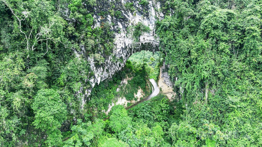 Hang Thủng thuộc địa bàn thôn Minh Thành. Tên gọi Hang Thủng vì trên lưng chừng dãy núi đá có một lỗ thủng khổng lồ xuyên qua lòng núi.