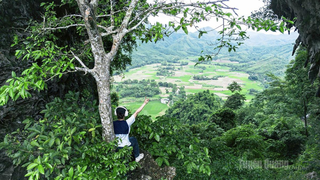 Ngọn núi thủng tựa như một cổng vòm bao trọn tầm nhìn xuống bản làng xanh mướt, bình yên phía dưới.