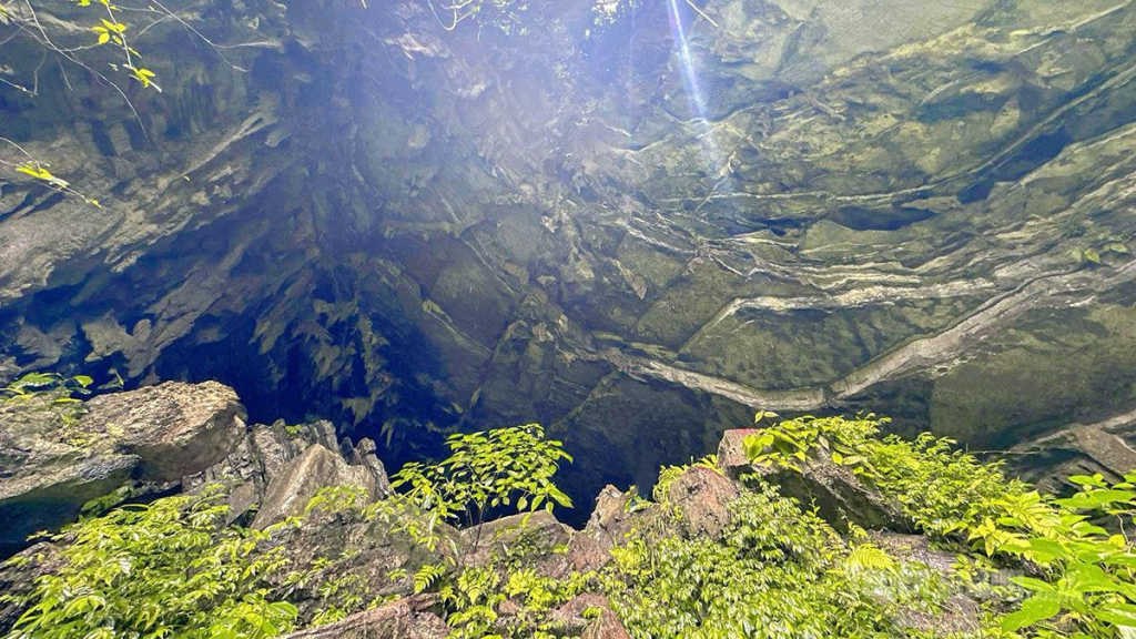 Đi sâu vào khoảng hơn 1km, Hang Thủng hiện ra vô cùng ấn tượng, những tia nắng len qua cửa hang, xuyên qua vách đá, tạo nên những vệt sáng lấp lánh tuyệt đẹp.