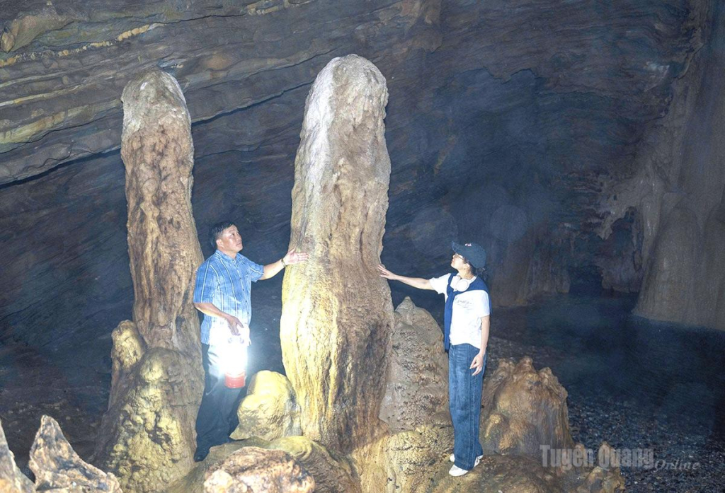 Nằm sâu trong hang có rất nhiều ngóc ngách, các thạch nhũ, thạch thủy có nhiều hình dáng, màu sắc tự nhiên tuyệt đẹp.