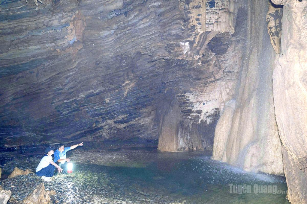 Dòng thác đổ từ độ cao xuống dòng nước trong veo, mát lạnh tạo nên không gian đầy huyền ảo. Với vẻ đẹp còn hoang sơ, nơi đây hứa hẹn sẽ trở thành một điểm du lịch trekking hấp dẫn nơi địa đầu cực Bắc.