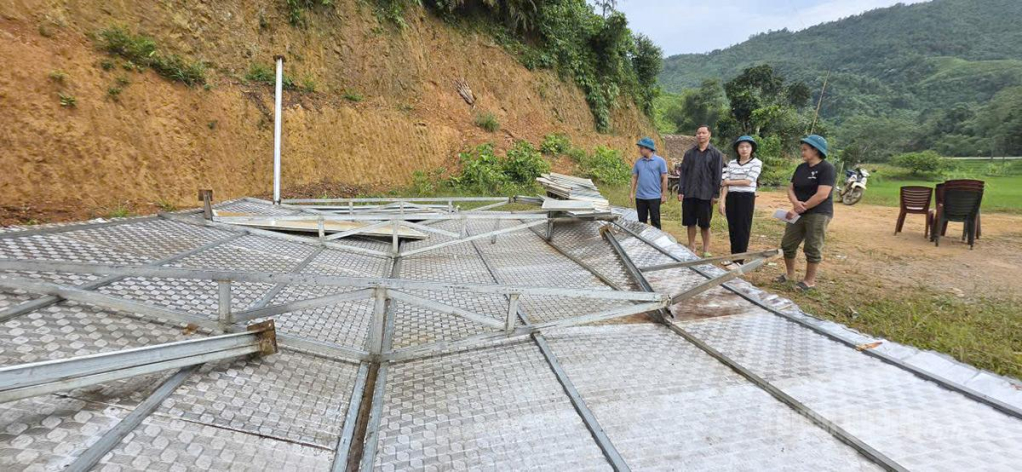 Mưa lốc làm ngôi nhà cấp 4 của gia đình chị Hà Thị Kim bị sập đổ.