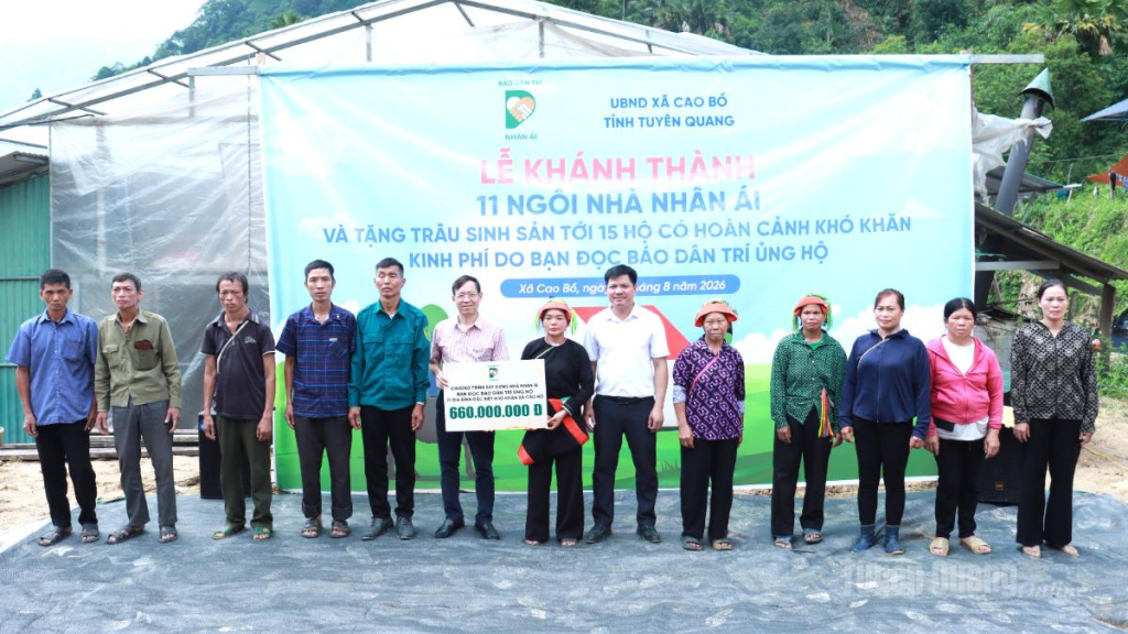 Lãnh đạo Báo Dân Trí trao tặng kinh phí xây dựng nhà ở cho 11 hộ nghèo của xã Cao Bồ.