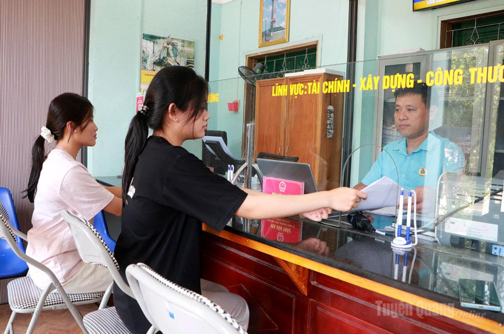 Người dân giao dịch, giải quyết thủ tục hành chính  tại Trung tâm Phục vụ hành chính công.