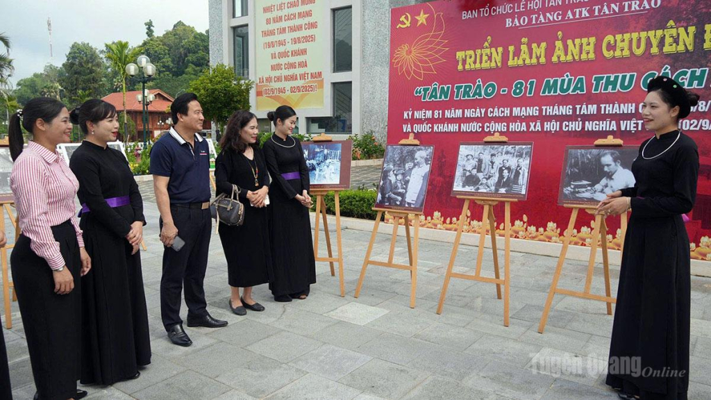Du khách tham quan  Triển lãm ảnh chuyên đề  Tân Trào - 81 mùa thu  cách mạng. Ảnh: Minh tâm 