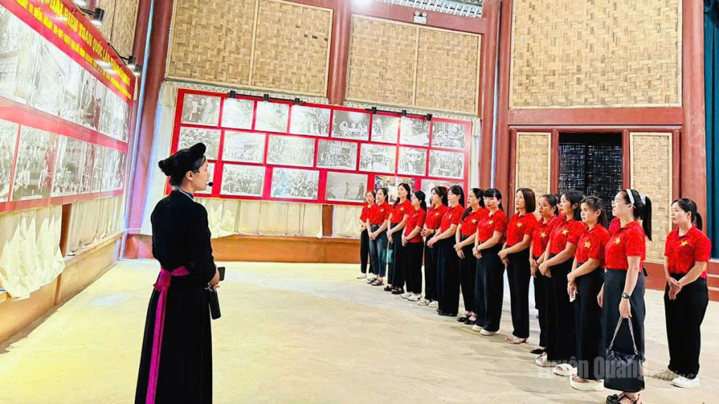 Du khách thập phương tham quan Nhà bảo tàng và nhà trưng bày thuộc Khu di tích Quốc gia đặc biệt Kim Bình.