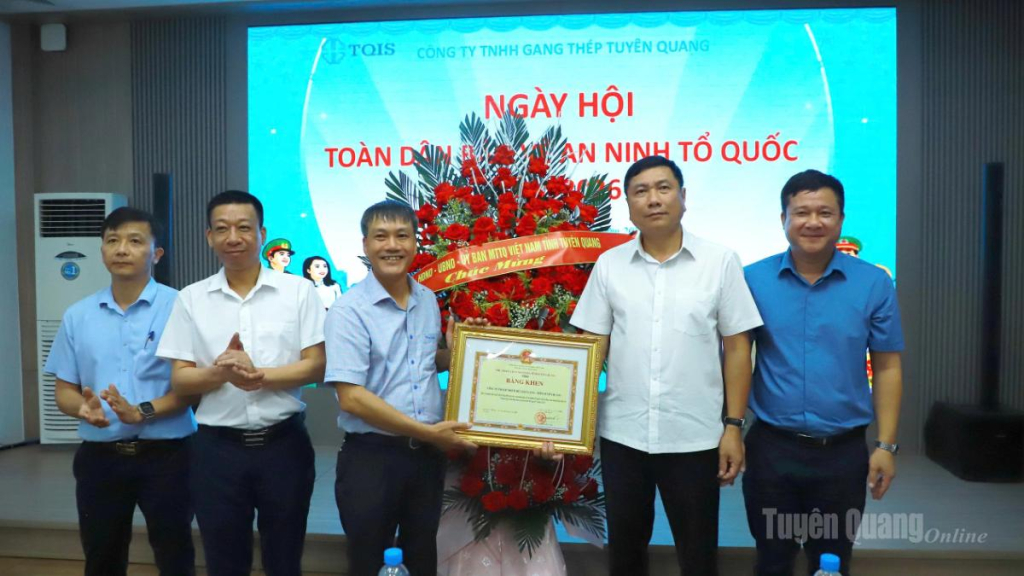 Đồng chí Phùng Tiến Quân, Ủy viên Ban Thường vụ Tỉnh ủy, Trưởng ban Nội chính Tỉnh ủy tặng hoa và Bằng khen của Chủ tịch UBND tỉnh cho Công ty TNHH Gang thép Tuyên Quang vì có thành tích xuất sắc trong công tác an ninh trật tự.
