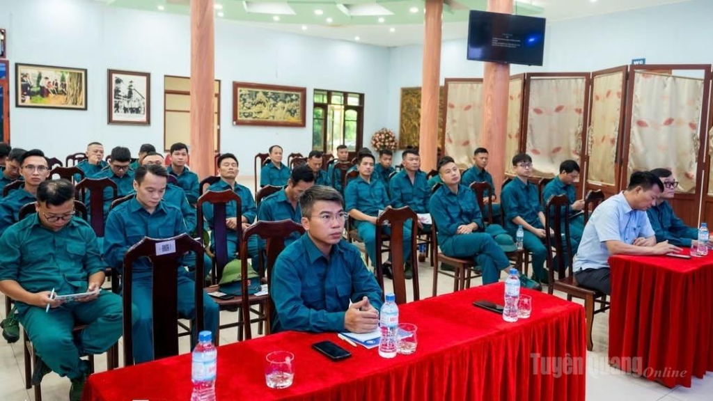Cán bộ Công ty TNHH Gang thép Tuyên Quang tham gia lớp huấn luyện dân quân tự vệ do Công ty cổ phần Thương mại Thái Hưng tổ chức đầu năm 2026.