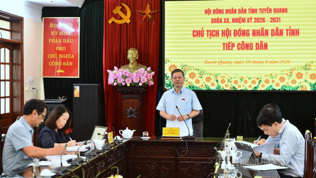 Đồng chí Chủ tịch HĐND tỉnh Nguyễn Văn Sơn phát biểu tại buổi tiếp công dân.