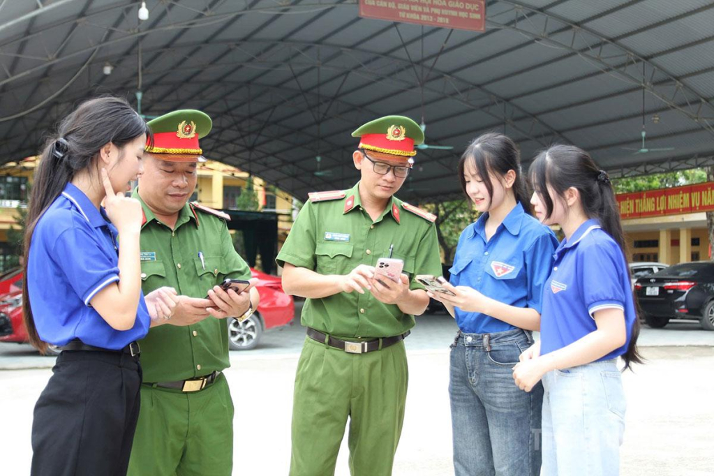 Công an phường Mỹ Lâm tuyên truyền nâng cao ý thức sử dụng mạng xã hội cho thanh thiếu niên.