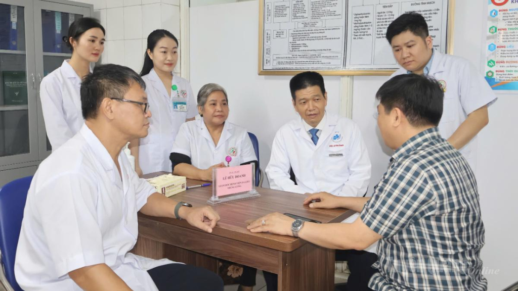 Các y, bác sĩ của Bệnh viện Da liễu Trung ương thăm khám cho bệnh nhân đang điều trị ngoại trú tại bệnh viện.