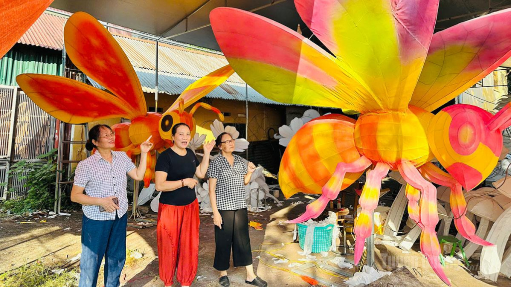 Mô hình “Trăng thu mật ngọt” của tổ dân phố Tân Quang 14 đang được gấp rút thi công.